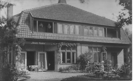 Prof. Lorentzln-1927-002.jpg - Dit pand is gelegen aan het Mooielaantje (nr. 6-8), tegenwoordig Prof. Lorentzlaan. Op nr. 8 was rond 1929 een pension gevestigd (huize “Maria”) onder leiding van de gezusters Richter. Hun telefoonnummer toentertijd was 446. Op nr. 6 woonde de gezusters Meijners. Foto gemaakt in 1927.